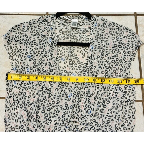 Diane Von Furstenberg  Women Size 2 Animal Print Silk Blouse Boho Quiet Luxury - Picture 9 of 14